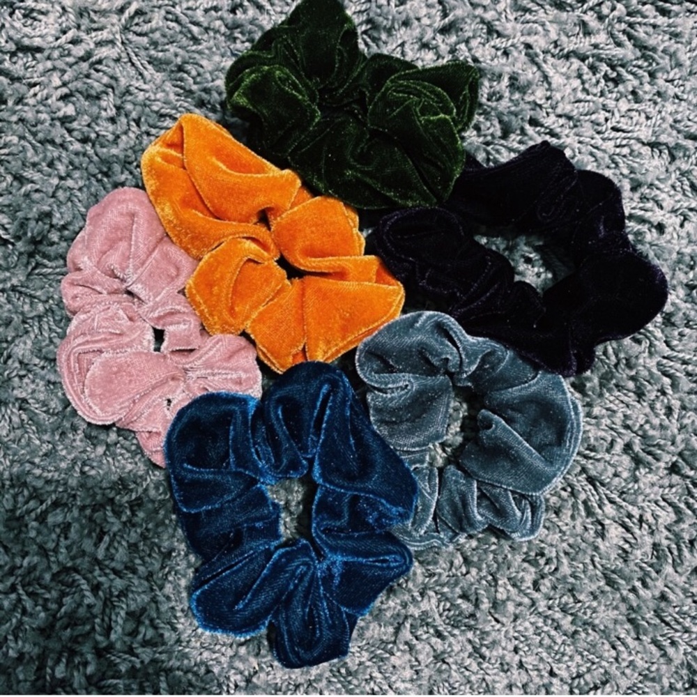 NWOT six scrunchies